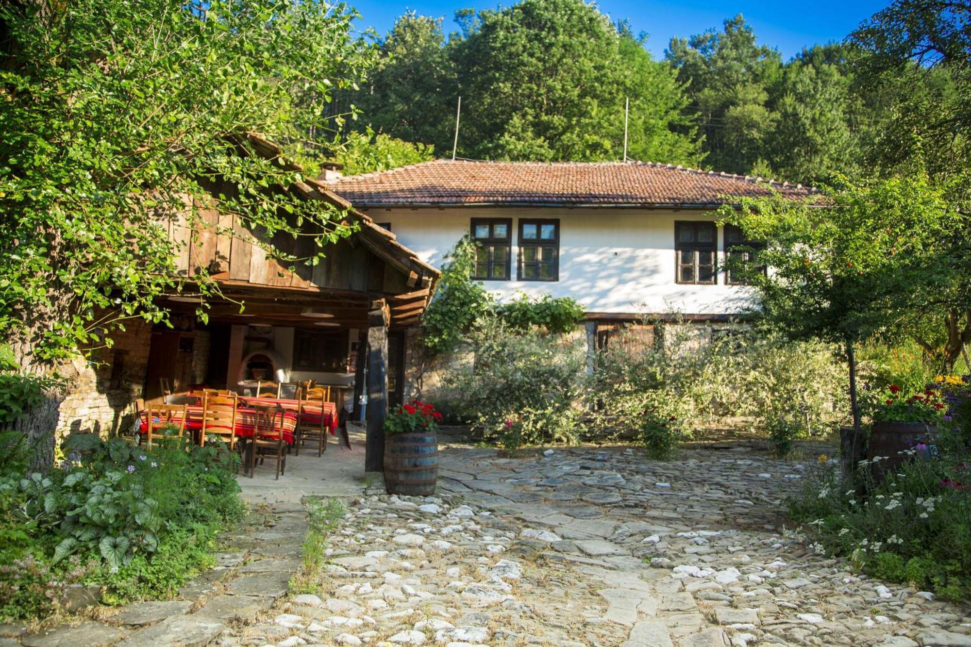 Little River Guest House Gabrovo Esterno foto